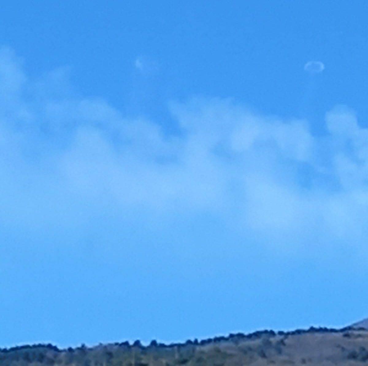 L'ETNA MANDA SEGNALI DI FUMO ED INCANTA CON I SUOI ANELLI DI FUMO BEN VISIBILE PURE DA PATERNÒ