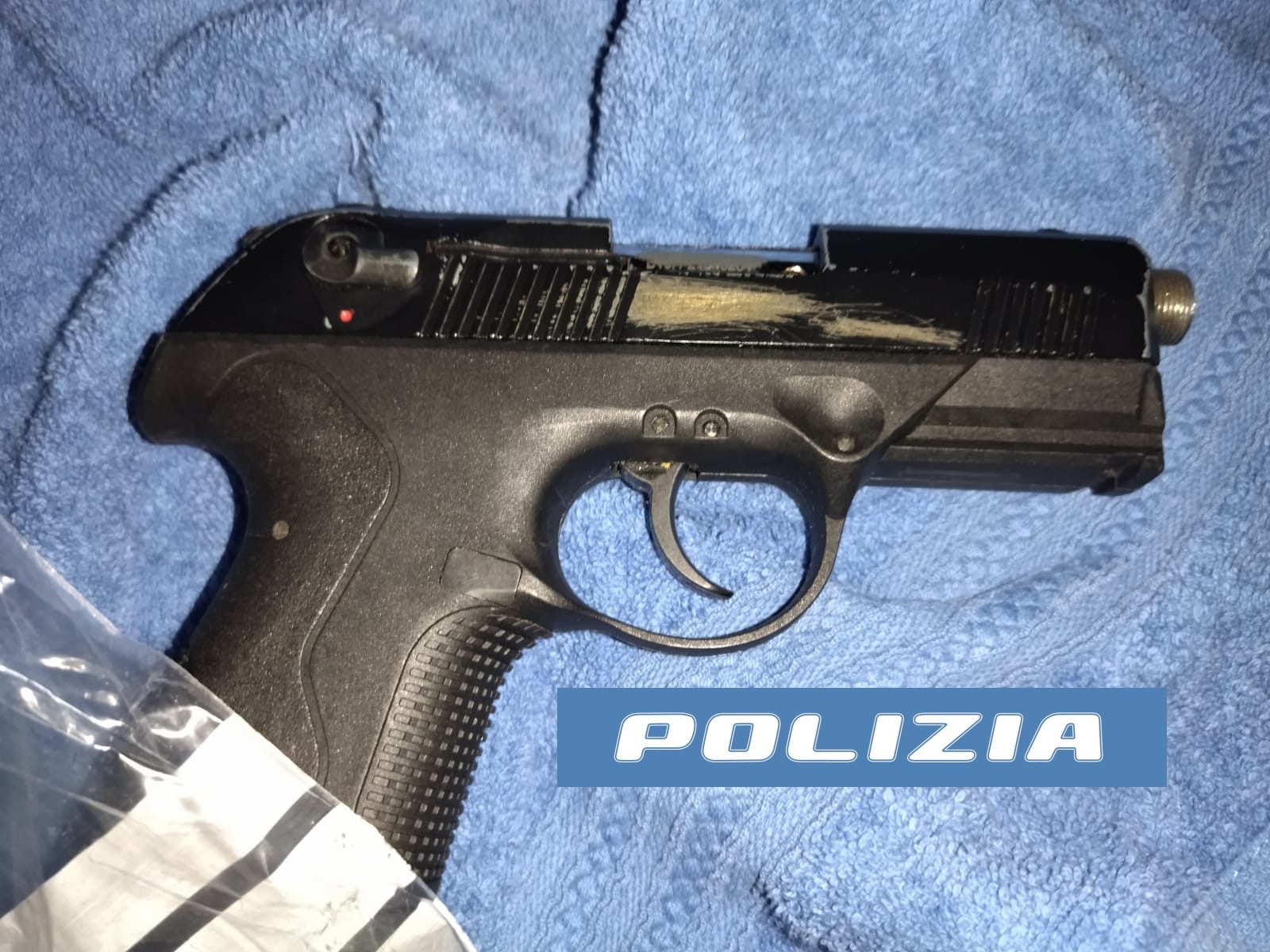 CATANIA. AGGREDISCE IN STRADA LA COMPAGNA E MINACCIA IL SUICIDIO, IN CASA AVEVA UNA PISTOLA E UN KALASHNIKOV