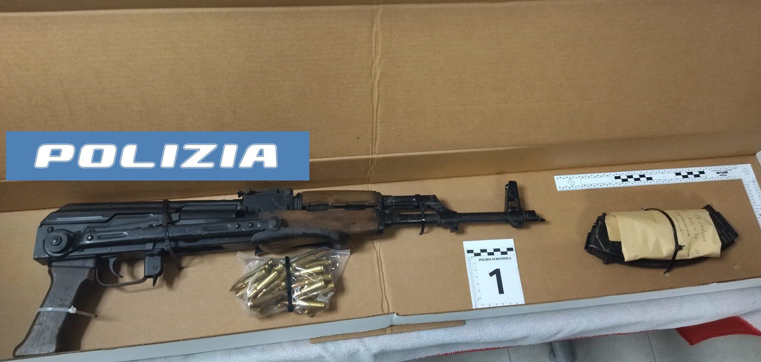 CATANIA. AGGREDISCE IN STRADA LA COMPAGNA E MINACCIA IL SUICIDIO, IN CASA AVEVA UNA PISTOLA E UN KALASHNIKOV