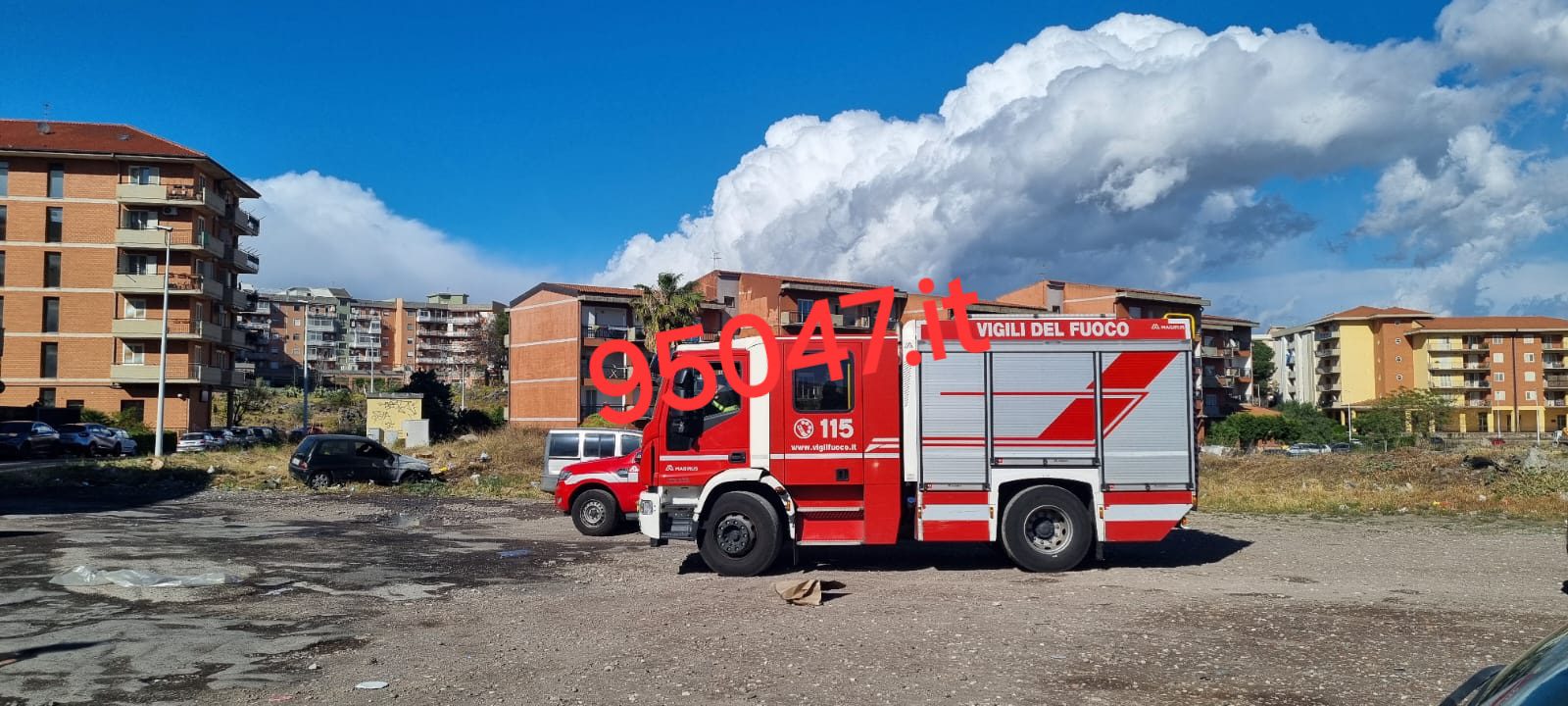 AUTO IN FIAMME A PATERNÒ: INTERVENTO DEI VIGILI DEL FUOCO