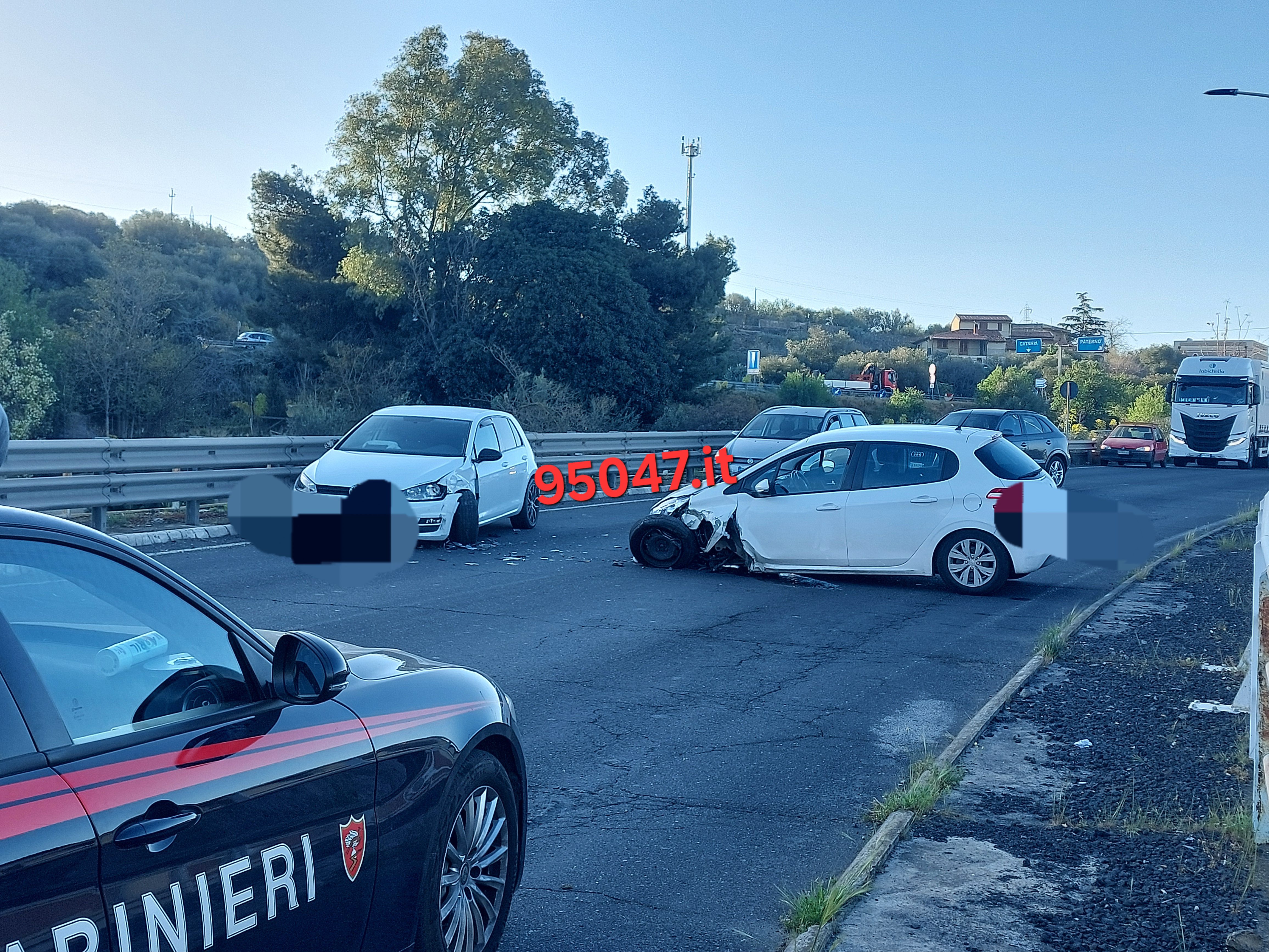 PATERNÒ. VIOLENTO SCONTRO TRA DUE AUTO QUESTA MATTINA AL CORSO ITALIA