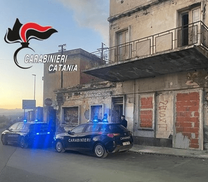 PATERNÒ. ALLACCI ABUSIVI DI ENERGIA ELETTRICA IN CASEGGIATI OCCUPATI