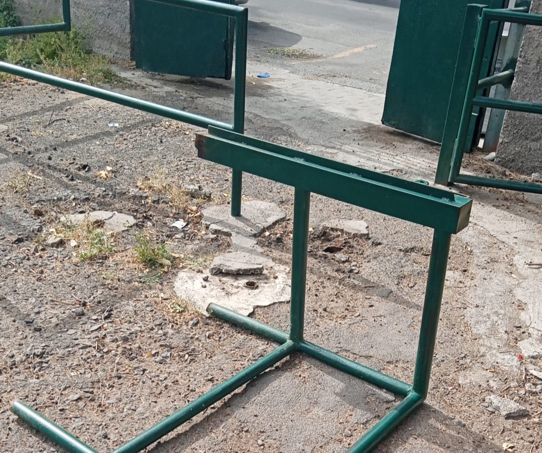 PATERNO'. VANDALI ALLA VILLA MONCADA. DANNEGGIATI I PALETTI E INTRUSIONI CON I MOTORINI