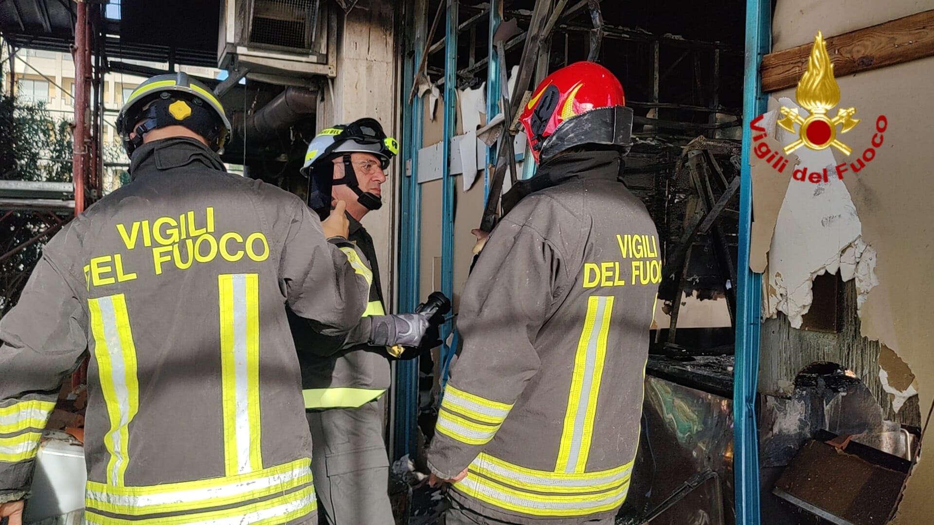 INCENDIO IN UN BAR DEL LUNGOMARE DI CATANIA: ESPLODE BOMBOLA, FERITO GRAVEMENTE IL TITOLARE