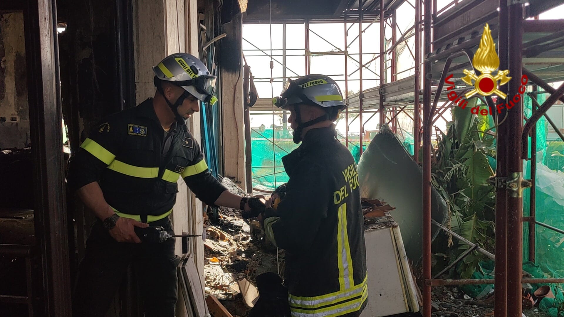 INCENDIO IN UN BAR DEL LUNGOMARE DI CATANIA: ESPLODE BOMBOLA, FERITO GRAVEMENTE IL TITOLARE