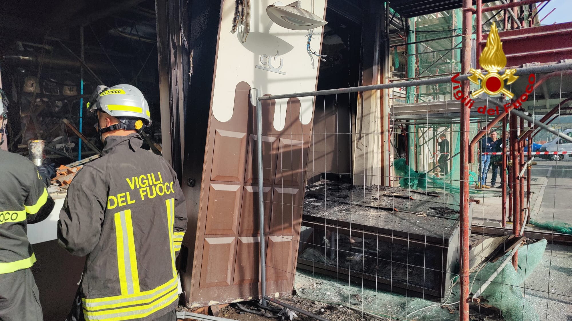 INCENDIO IN UN BAR DEL LUNGOMARE DI CATANIA: ESPLODE BOMBOLA, FERITO GRAVEMENTE IL TITOLARE