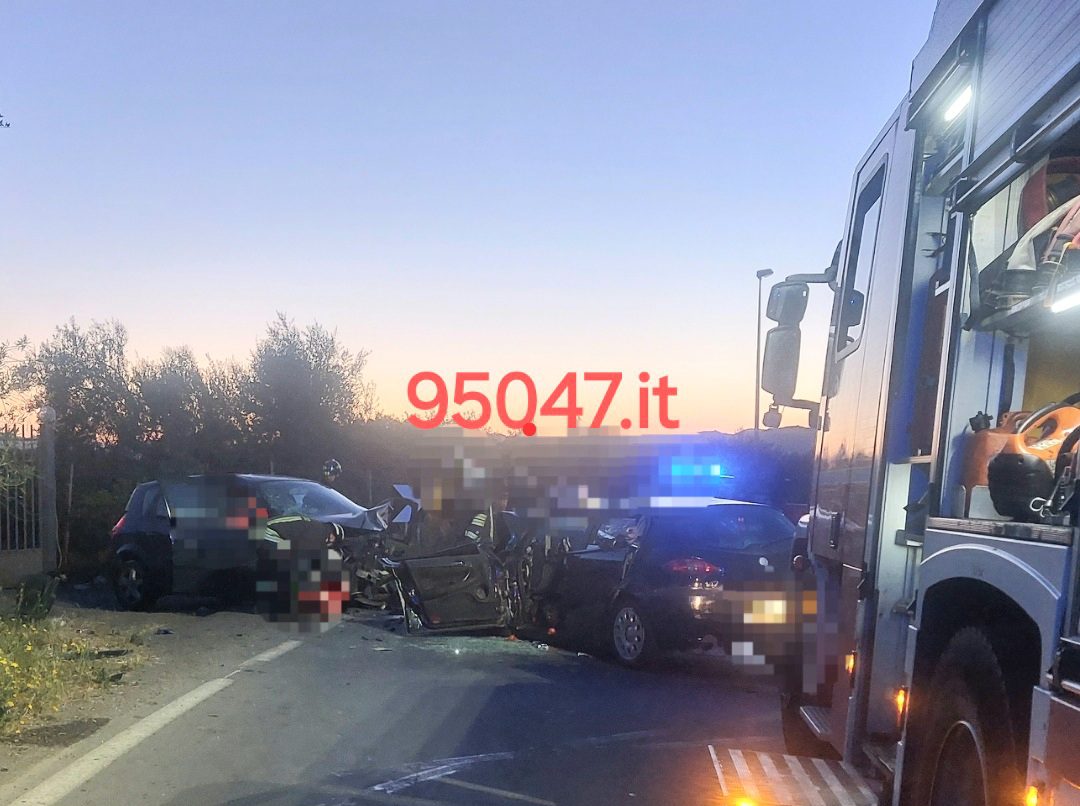 PATERNÒ.  VIOLENTO SCONTRO TRA DUE AUTOVETTURE SULLA SP15, SOCCORSI SUL POSTO