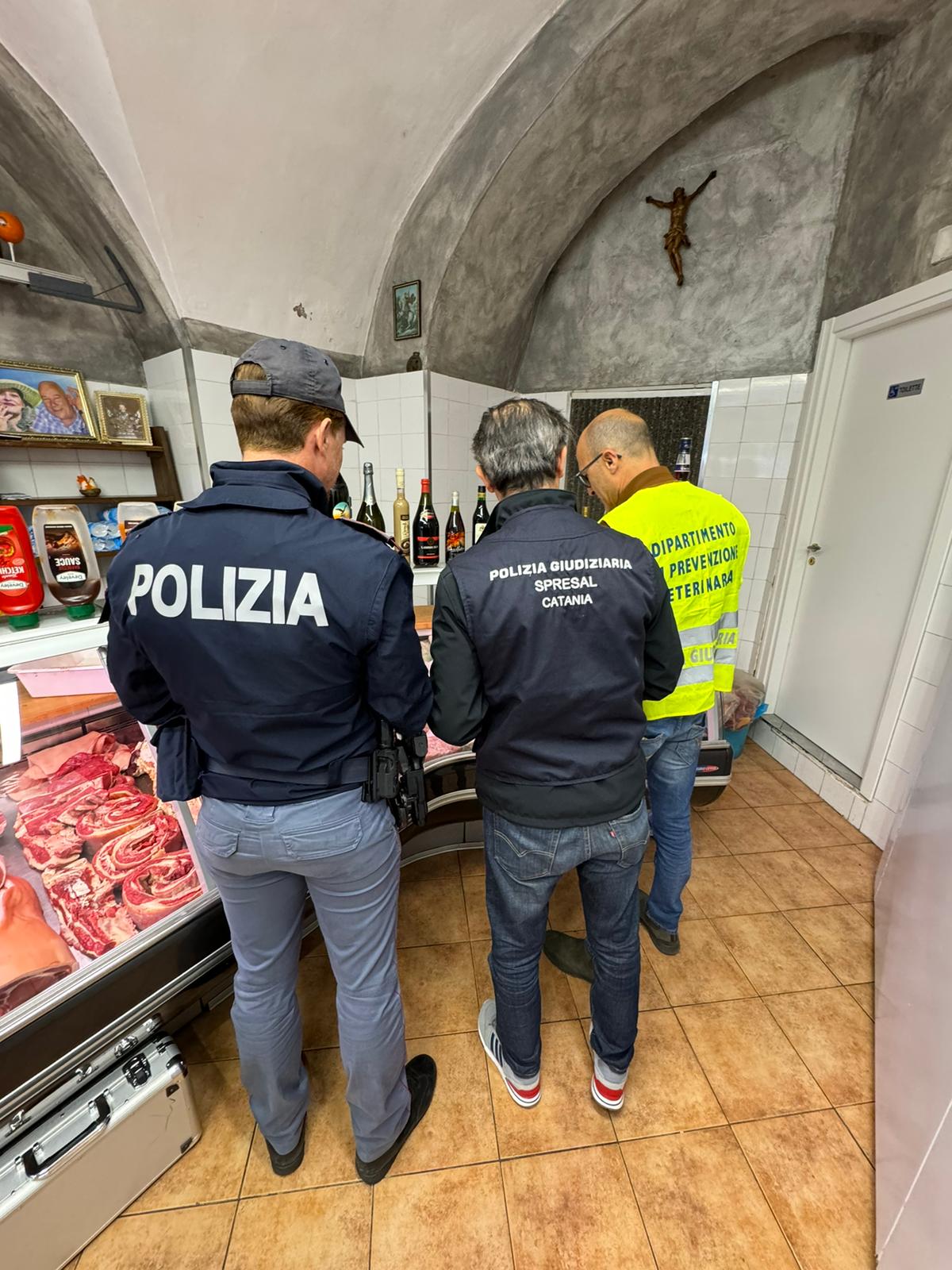 CATANIA. CARNE NON IDONEA AL CONSUMO UMANO, SCARSE CONDIZIONI IGIENICHE E LAVORATORI IN NERO, DENUNCIATI I TITOLARI DI TRE MACELLERIE