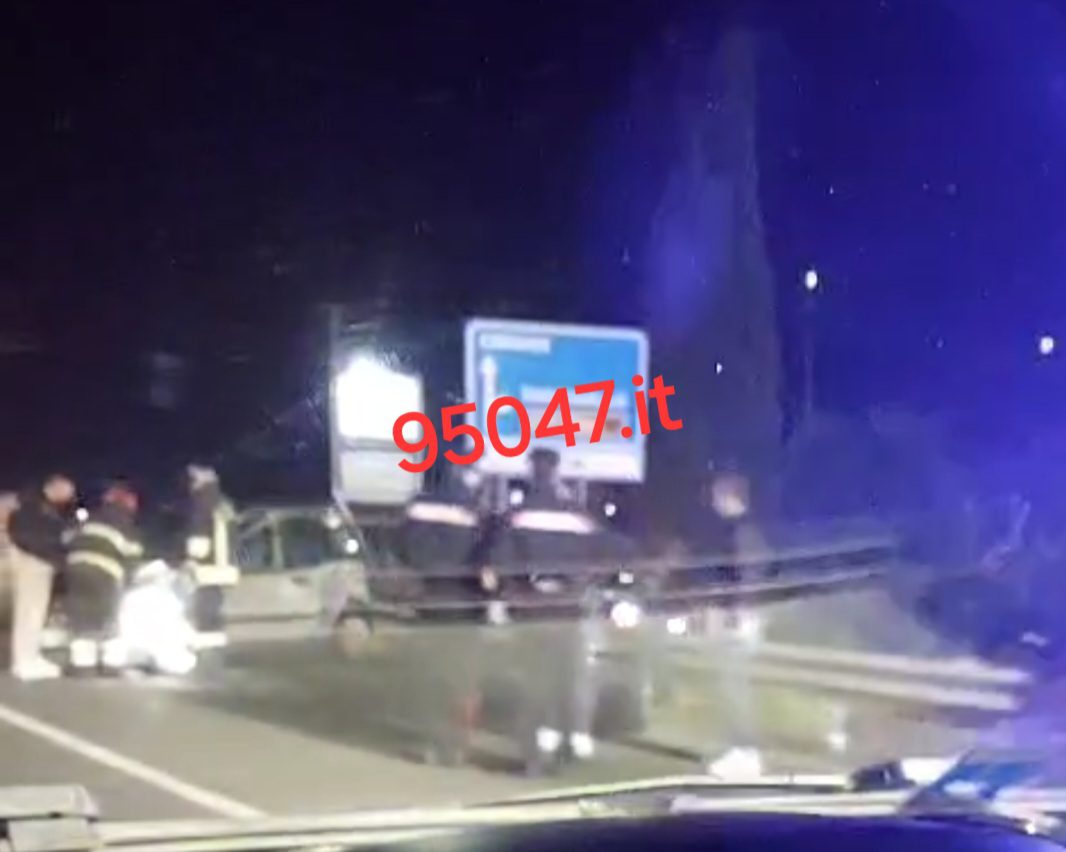 SCONTRO TRA DUE AUTO, UNA SI RIBALTA SULLA 284 NEI PRESSI DELLO SVINCOLO BIANCAVILLA