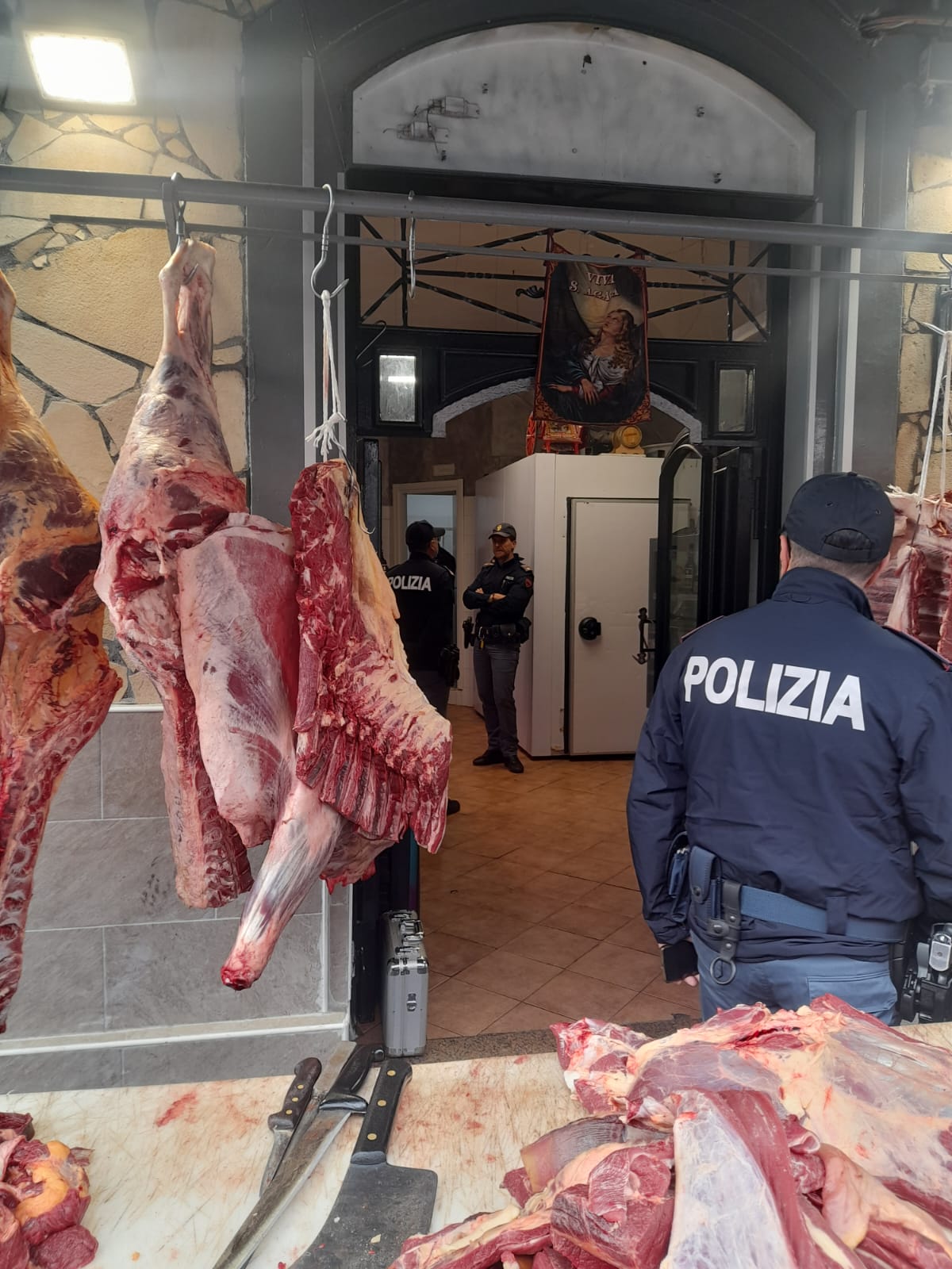 CATANIA. CARNE NON IDONEA AL CONSUMO UMANO, SCARSE CONDIZIONI IGIENICHE E LAVORATORI IN NERO, DENUNCIATI I TITOLARI DI TRE MACELLERIE