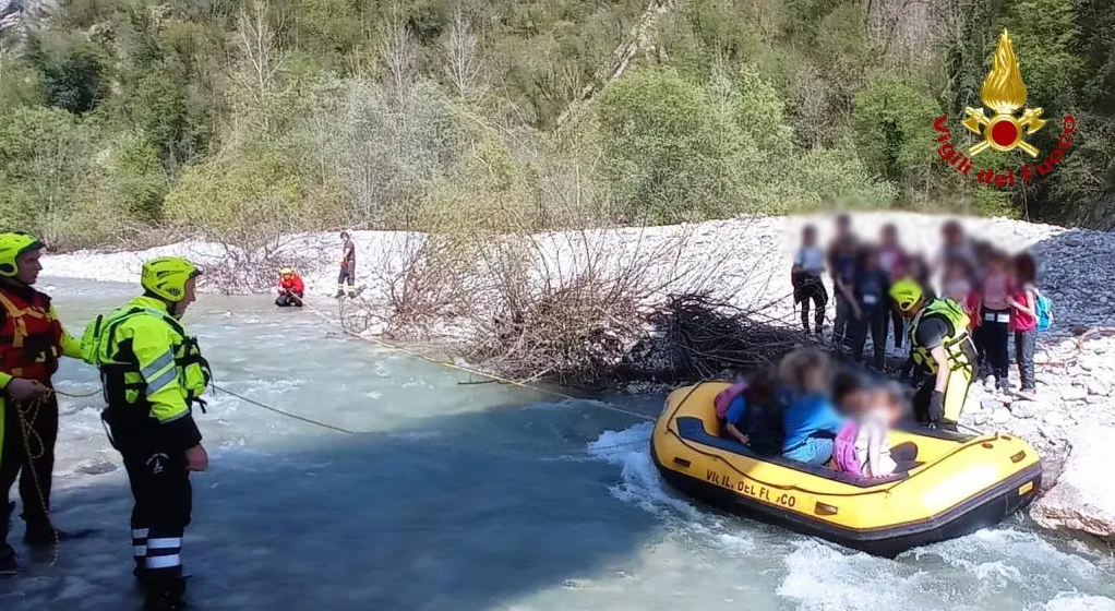 PORDENONE, CEDE PONTICELLO E SCOLARESCA IN GITA FINISCE NEL FIUME: BAMBINI SALVATI DAI VIGILI DEL FUOCO