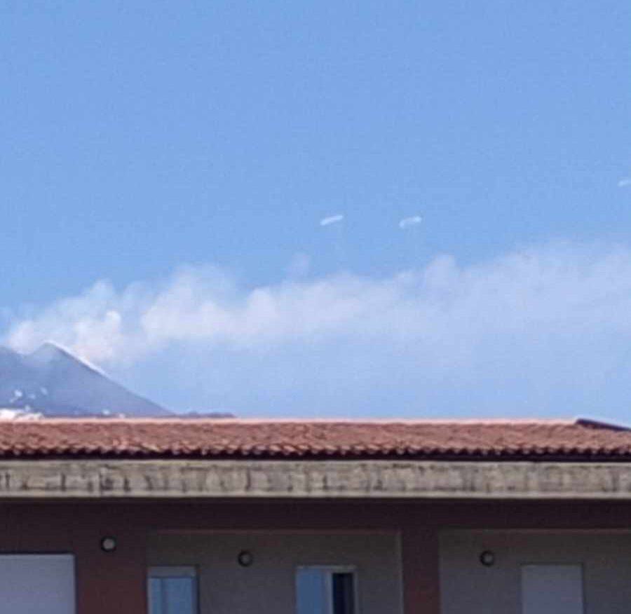 L'ETNA MANDA SEGNALI DI FUMO ED INCANTA CON I SUOI ANELLI DI FUMO BEN VISIBILE PURE DA PATERNÒ