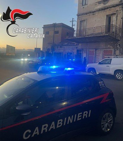 PATERNÒ. ALLACCI ABUSIVI DI ENERGIA ELETTRICA IN CASEGGIATI OCCUPATI