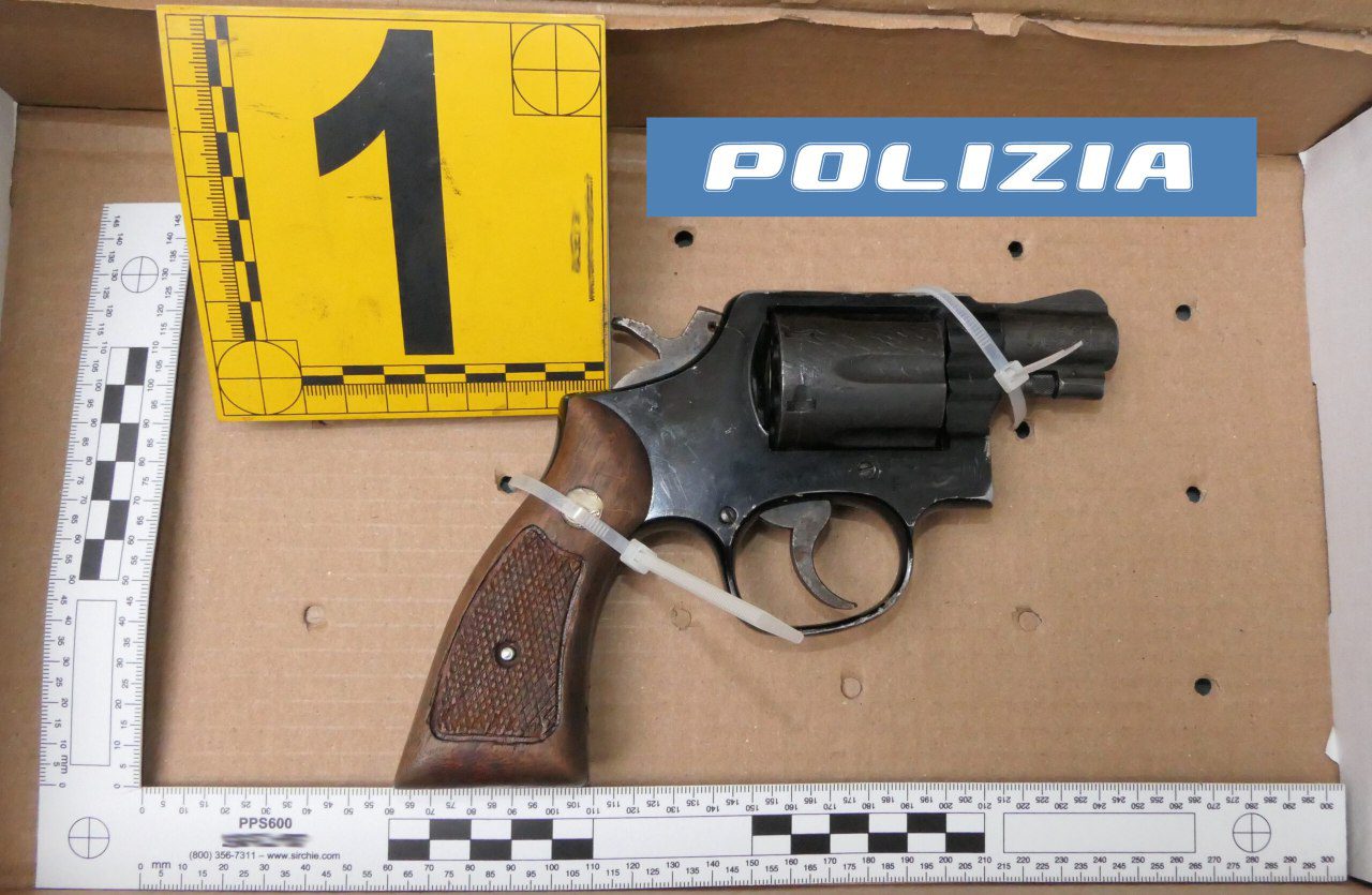 CATANIA. DETENEVA PISTOLE E FUCILI IN CASA, ARRESTATO DALLA SQUADRA MOBILE