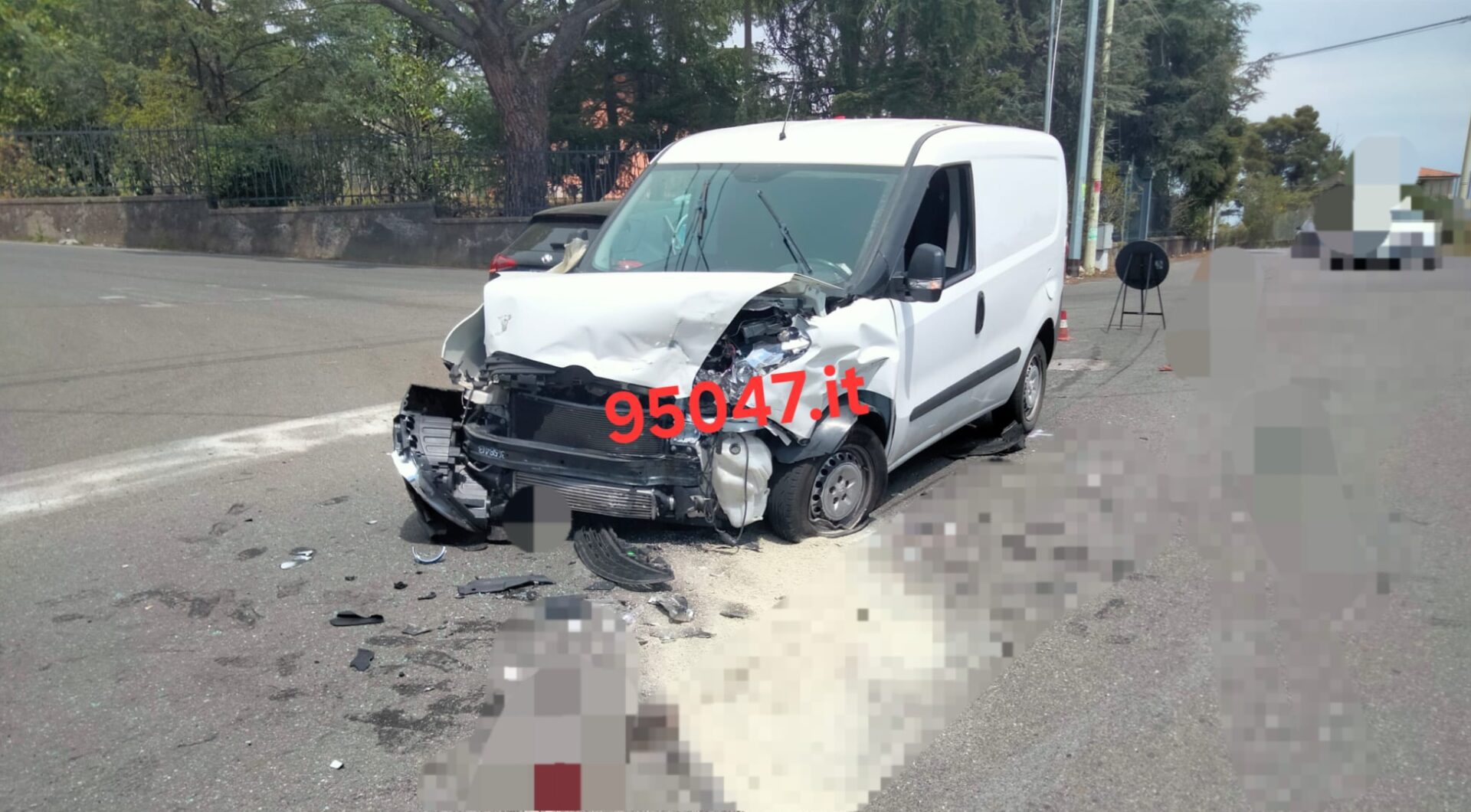 VIOLENTO SCONTRO TRA FURGONE  E MERCEDES  AD ACI SANT'ANTONIO