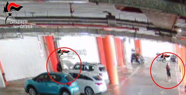 RUBA FARI DI AUTO PARCHEGGIATA IN UN CENTRO COMMERCIALE, ARRESTATO