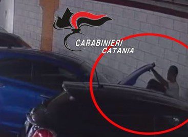 RUBA FARI DI AUTO PARCHEGGIATA IN UN CENTRO COMMERCIALE, ARRESTATO