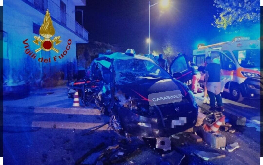 SALERNO: NELLA NOTTE UN SUV TRAVOLGE AUTO DEI CARABINIERI. MORTI DUE MILITARI DI 25 E 27 ANNI, UN ALTRO È FERITO