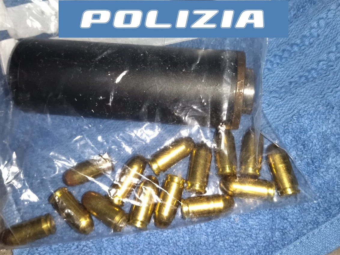 CATANIA. AGGREDISCE IN STRADA LA COMPAGNA E MINACCIA IL SUICIDIO, IN CASA AVEVA UNA PISTOLA E UN KALASHNIKOV