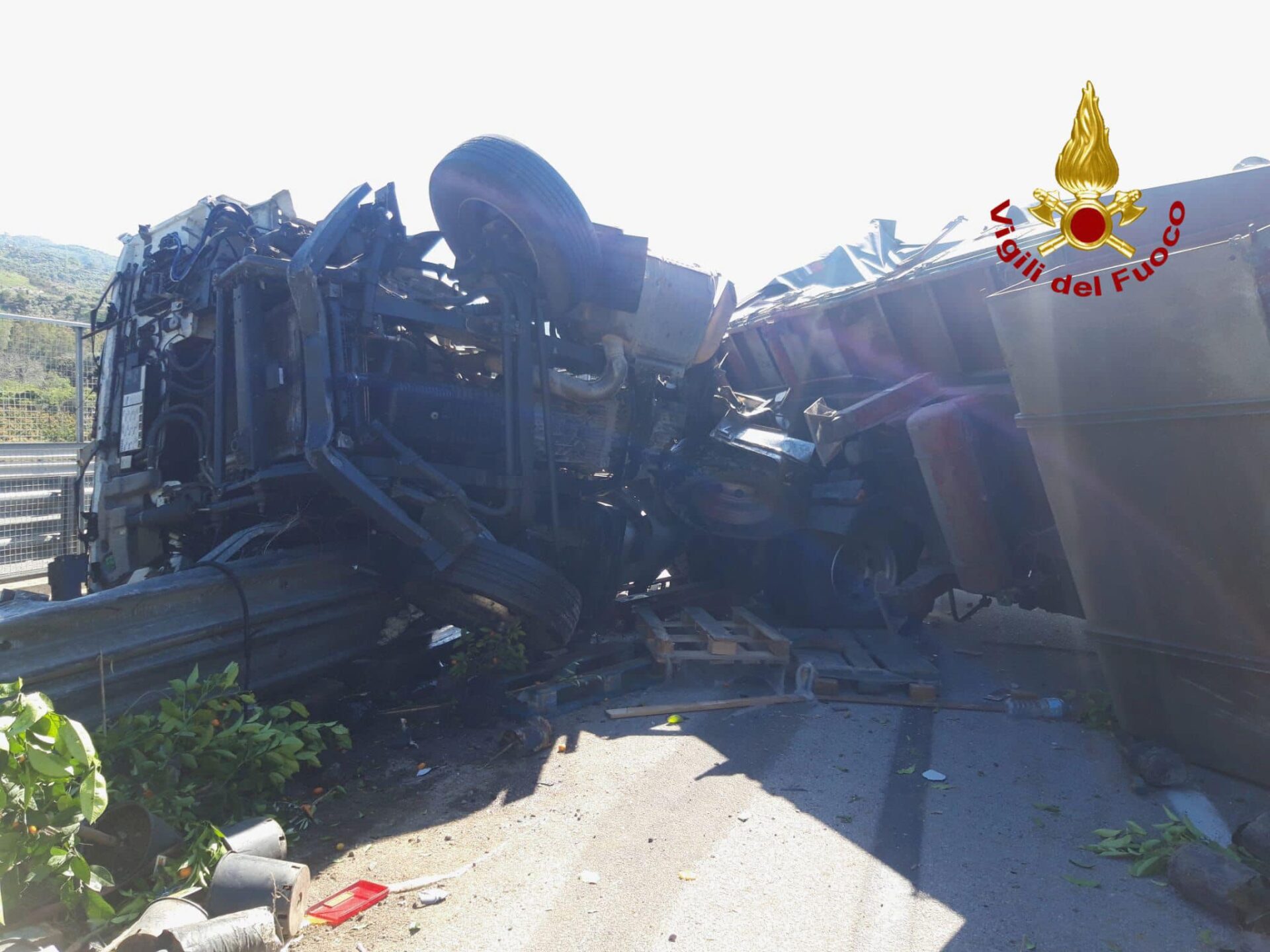 GRAVE INCIDENTE SULLA A20 MESSINA-PALERMO: UN TIR CHE TRASPORTAVA PIANTE SI È RIBALTATO, MORTO IL CONDUCENTE