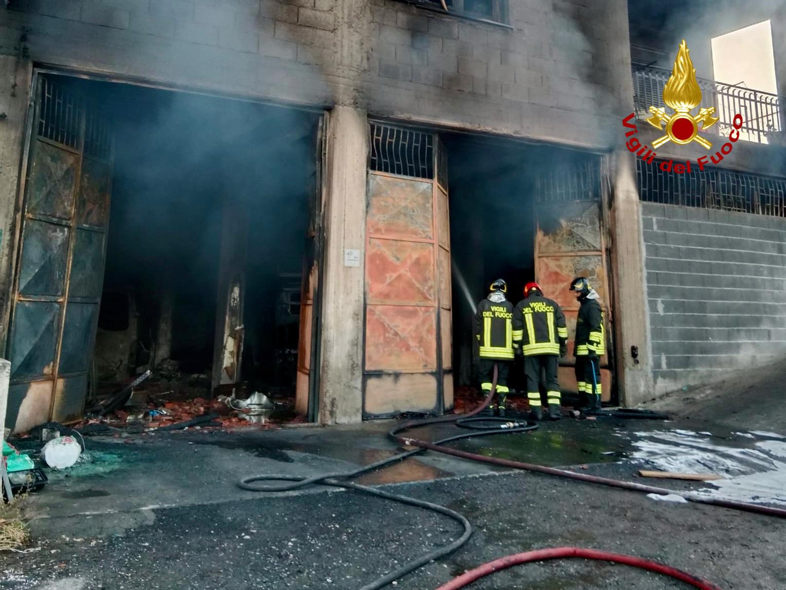 BRONTE, INCENDIO IN UN DEPOSITO CON ESCAVATORI, AUTO, FURGONI ED ATTREZZATURE VARIE - LE FOTO