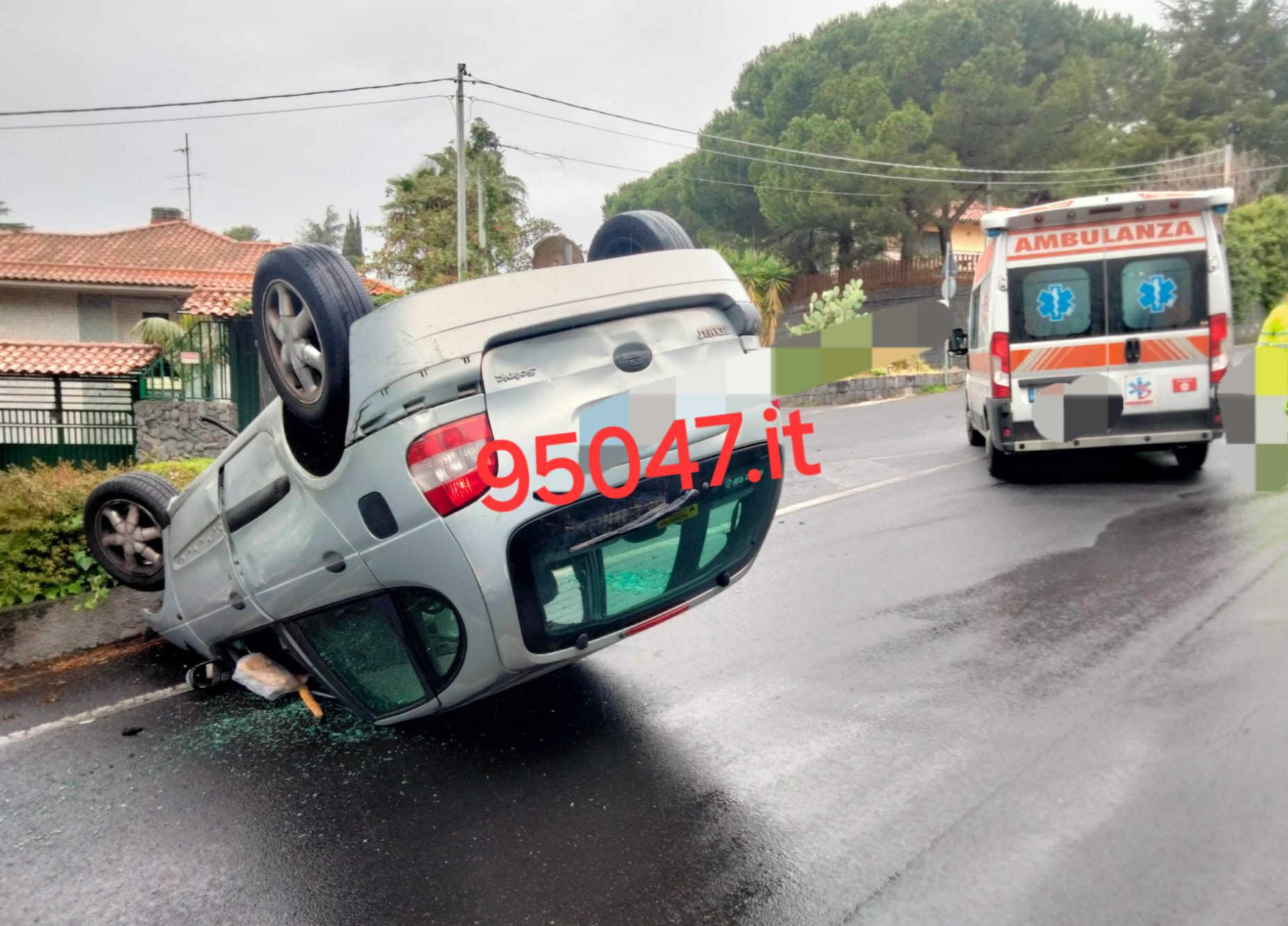 AUTO SI RIBALTA A TRECASTAGNI: FERITO UOMO