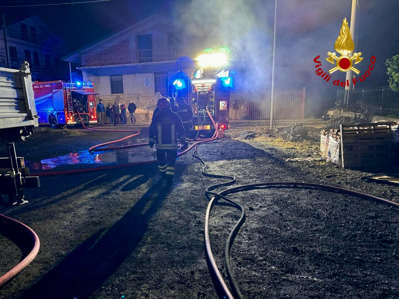 BRONTE, INCENDIO IN UN DEPOSITO CON ESCAVATORI, AUTO, FURGONI ED ATTREZZATURE VARIE - LE FOTO