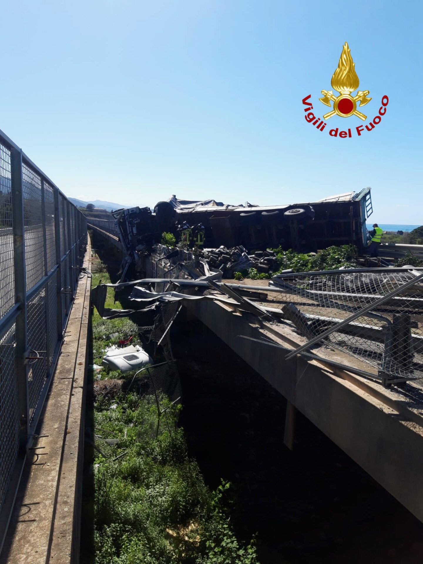 GRAVE INCIDENTE SULLA A20 MESSINA-PALERMO: UN TIR CHE TRASPORTAVA PIANTE SI È RIBALTATO, MORTO IL CONDUCENTE