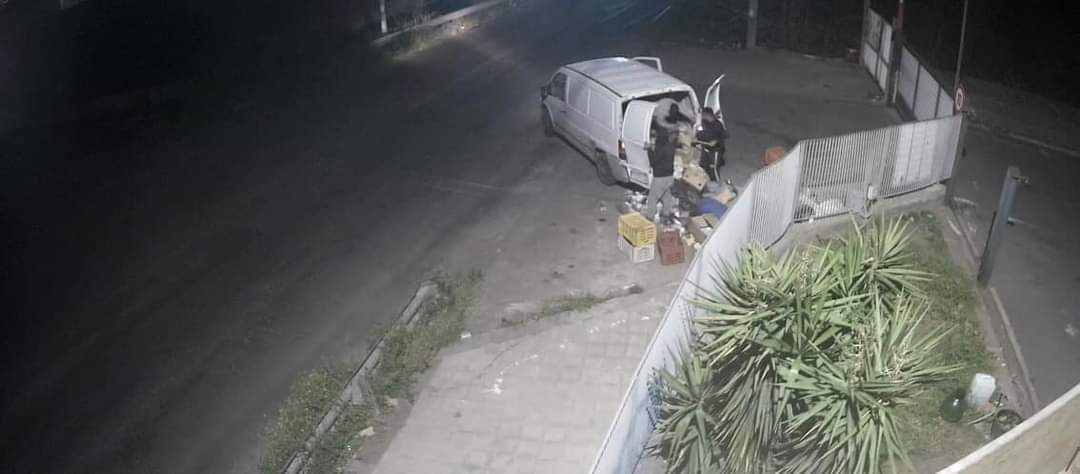 PATERNO’: “BECCATI” ZOZZONI ALL’ISOLA ECOLOGICA, FURGONE  MULTATO E SEQUESTRATO