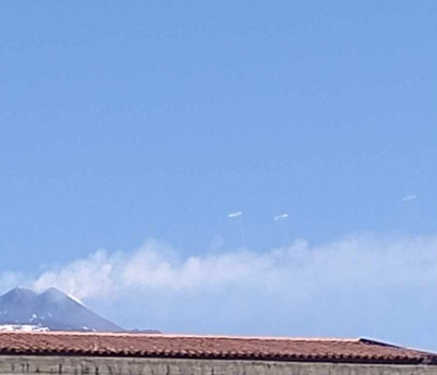 L'ETNA MANDA SEGNALI DI FUMO ED INCANTA CON I SUOI ANELLI DI FUMO BEN VISIBILE PURE DA PATERNÒ