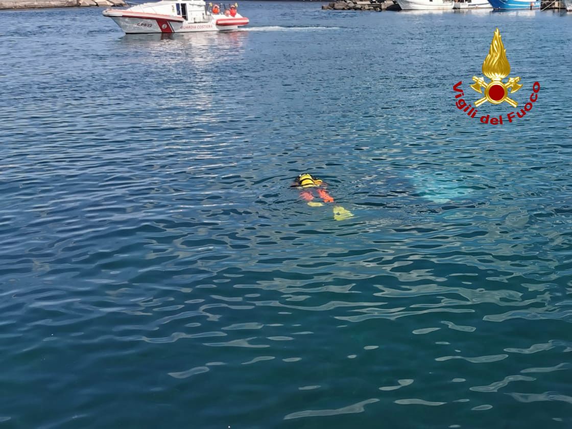 AUTO PRECIPITA IN MARE AD ACITREZZA: CONDUCENTE SALVATO DA EROE CHE LO RIESCE A FARLO USCIRE DAL MEZZO