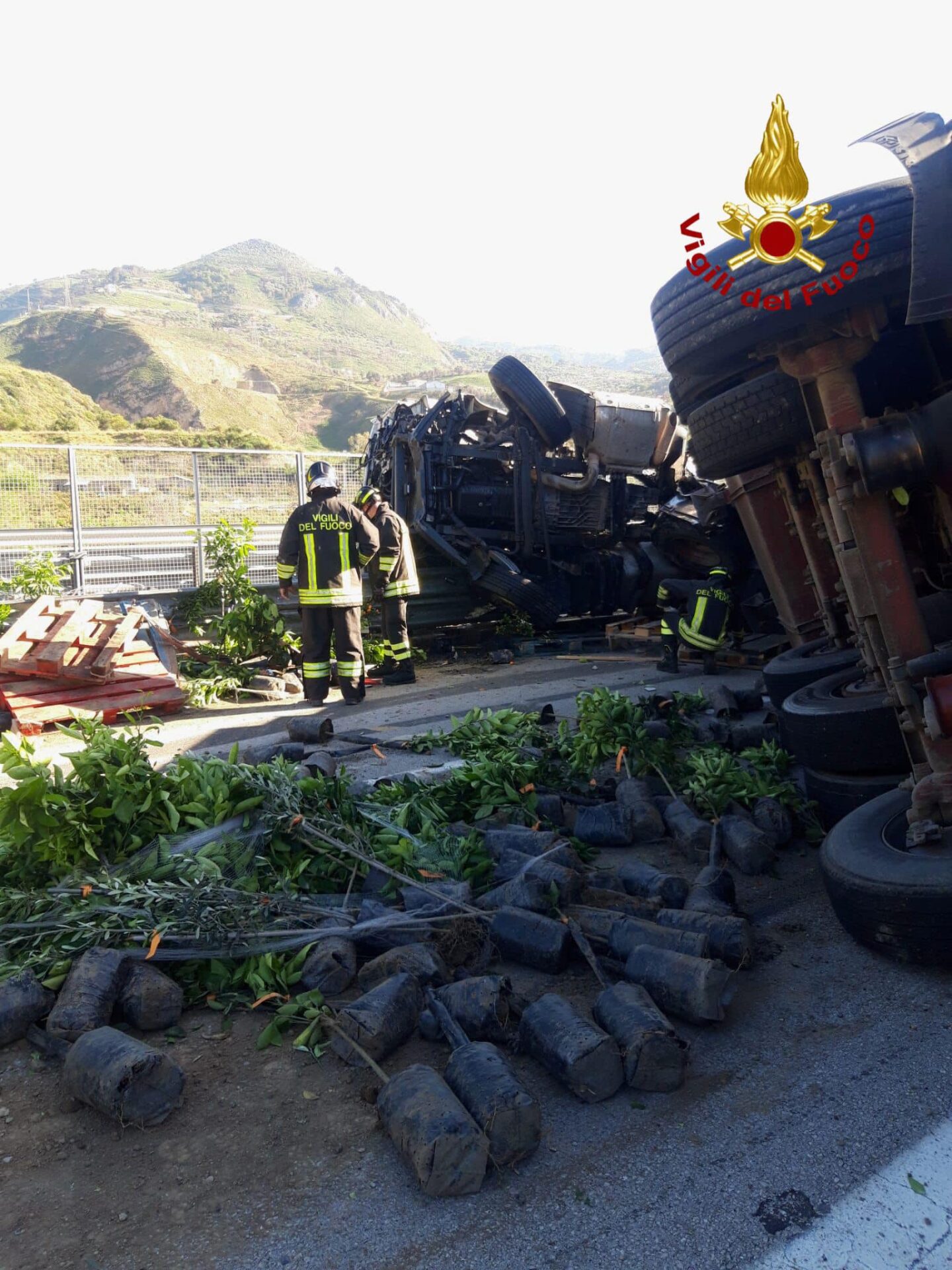 GRAVE INCIDENTE SULLA A20 MESSINA-PALERMO: UN TIR CHE TRASPORTAVA PIANTE SI È RIBALTATO, MORTO IL CONDUCENTE