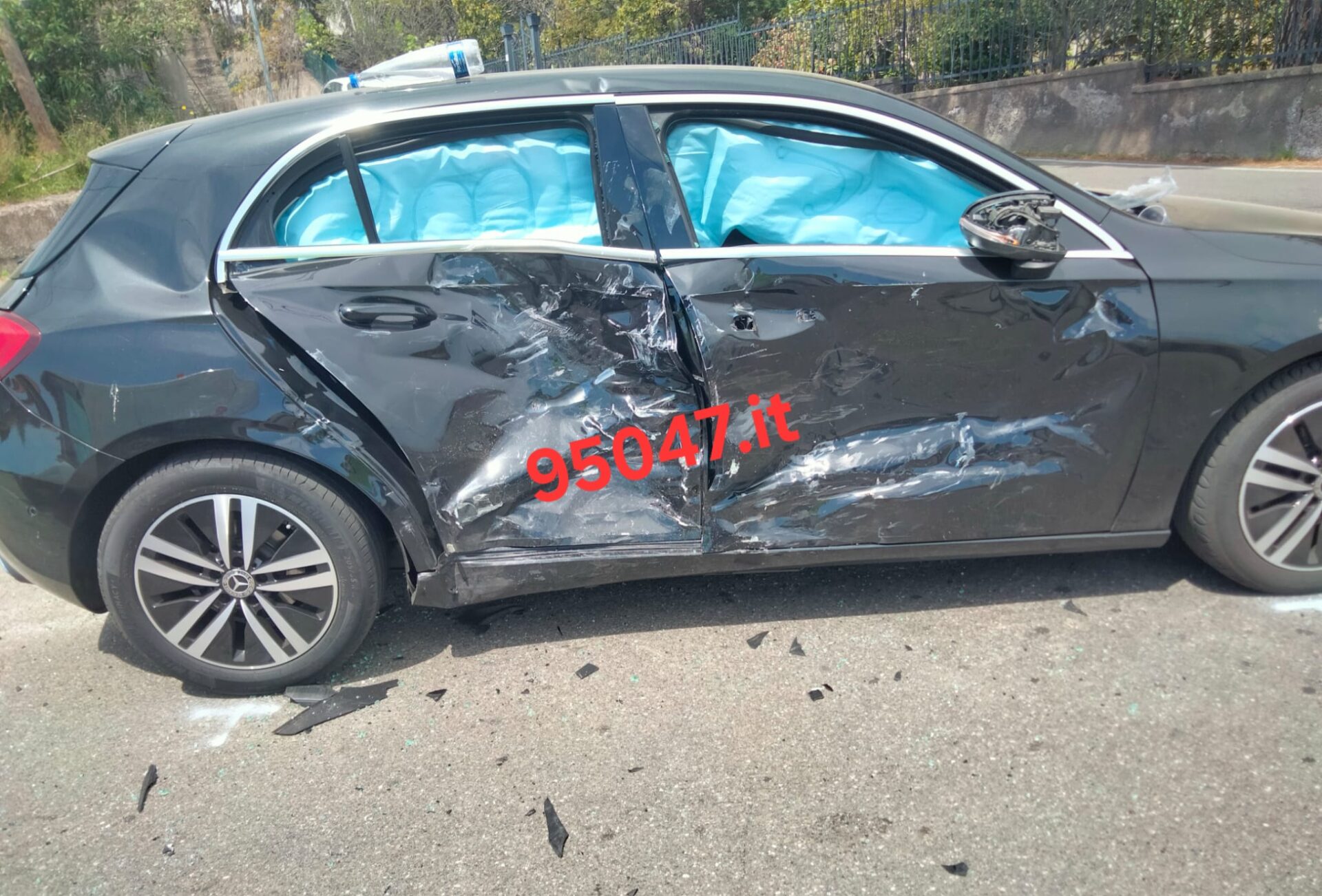 VIOLENTO SCONTRO TRA FURGONE  E MERCEDES  AD ACI SANT'ANTONIO