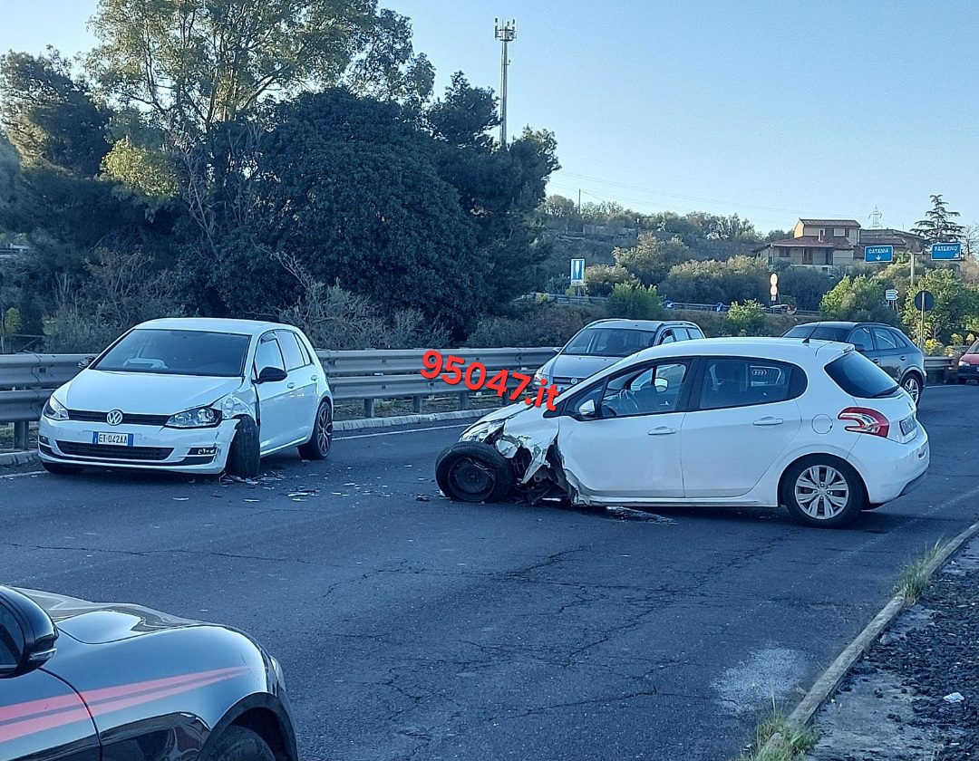 PATERNÒ. VIOLENTO SCONTRO TRA DUE AUTO QUESTA MATTINA AL CORSO ITALIA