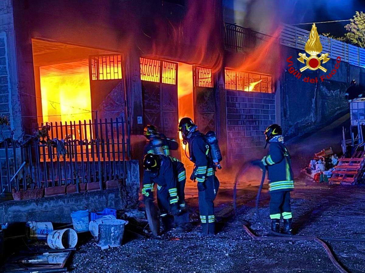 BRONTE, INCENDIO IN UN DEPOSITO CON ESCAVATORI, AUTO, FURGONI ED ATTREZZATURE VARIE - LE FOTO