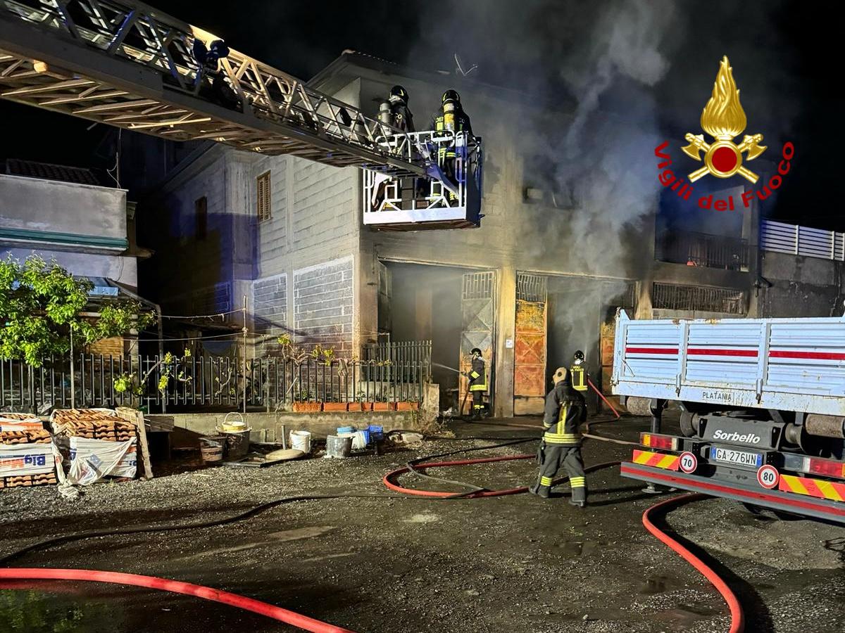 BRONTE, INCENDIO IN UN DEPOSITO CON ESCAVATORI, AUTO, FURGONI ED ATTREZZATURE VARIE - LE FOTO