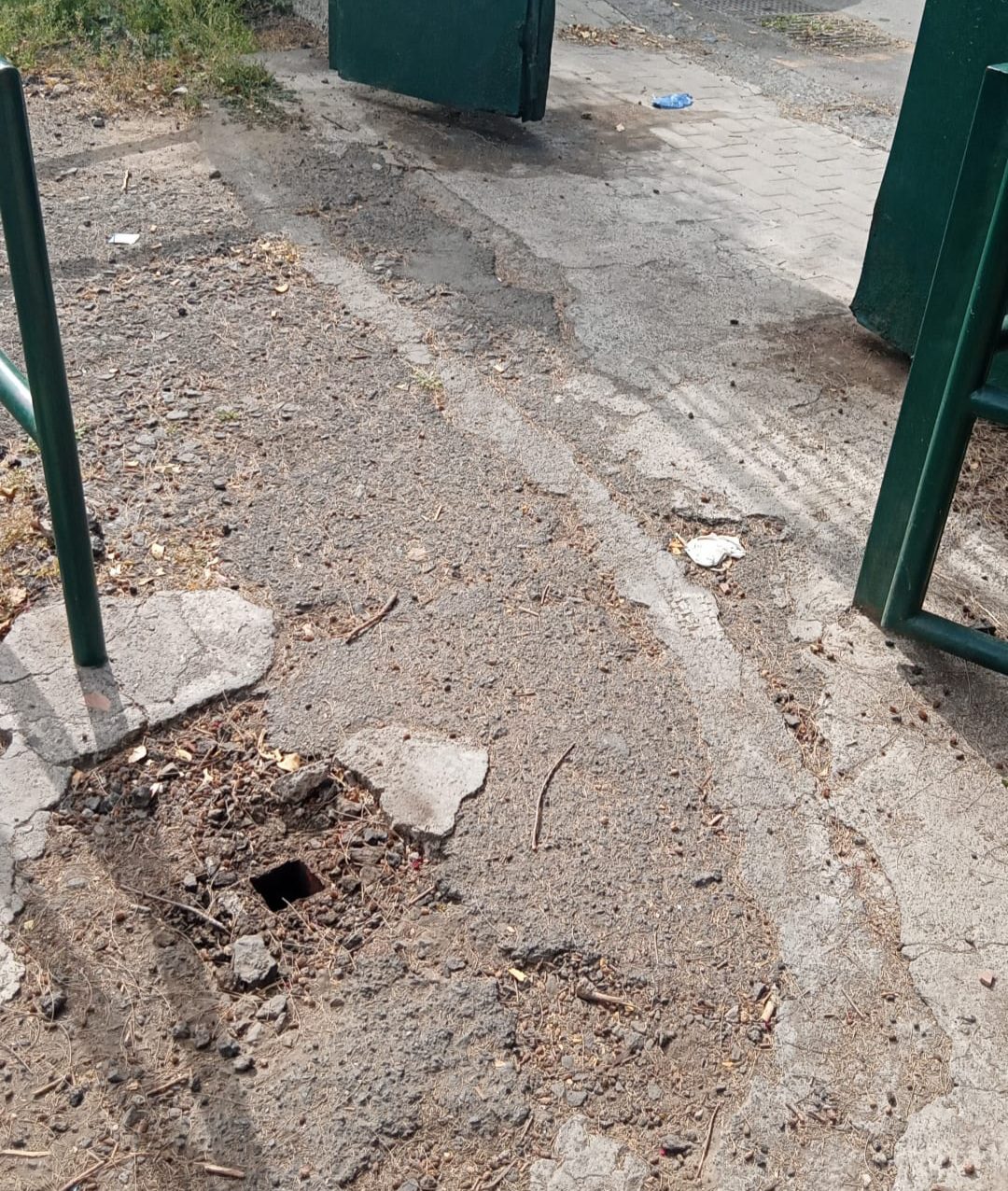 PATERNO'. VANDALI ALLA VILLA MONCADA. DANNEGGIATI I PALETTI E INTRUSIONI CON I MOTORINI