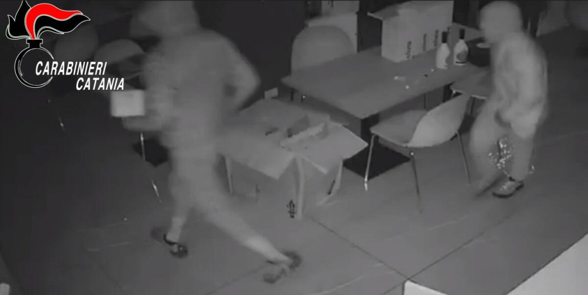PIANO TAVOLA. ASSALTANO UN BAR PER RUBARE CHAMPAGNE E ALCOLICI MA VENGONO BECCATI DAI CARABINIERI - 