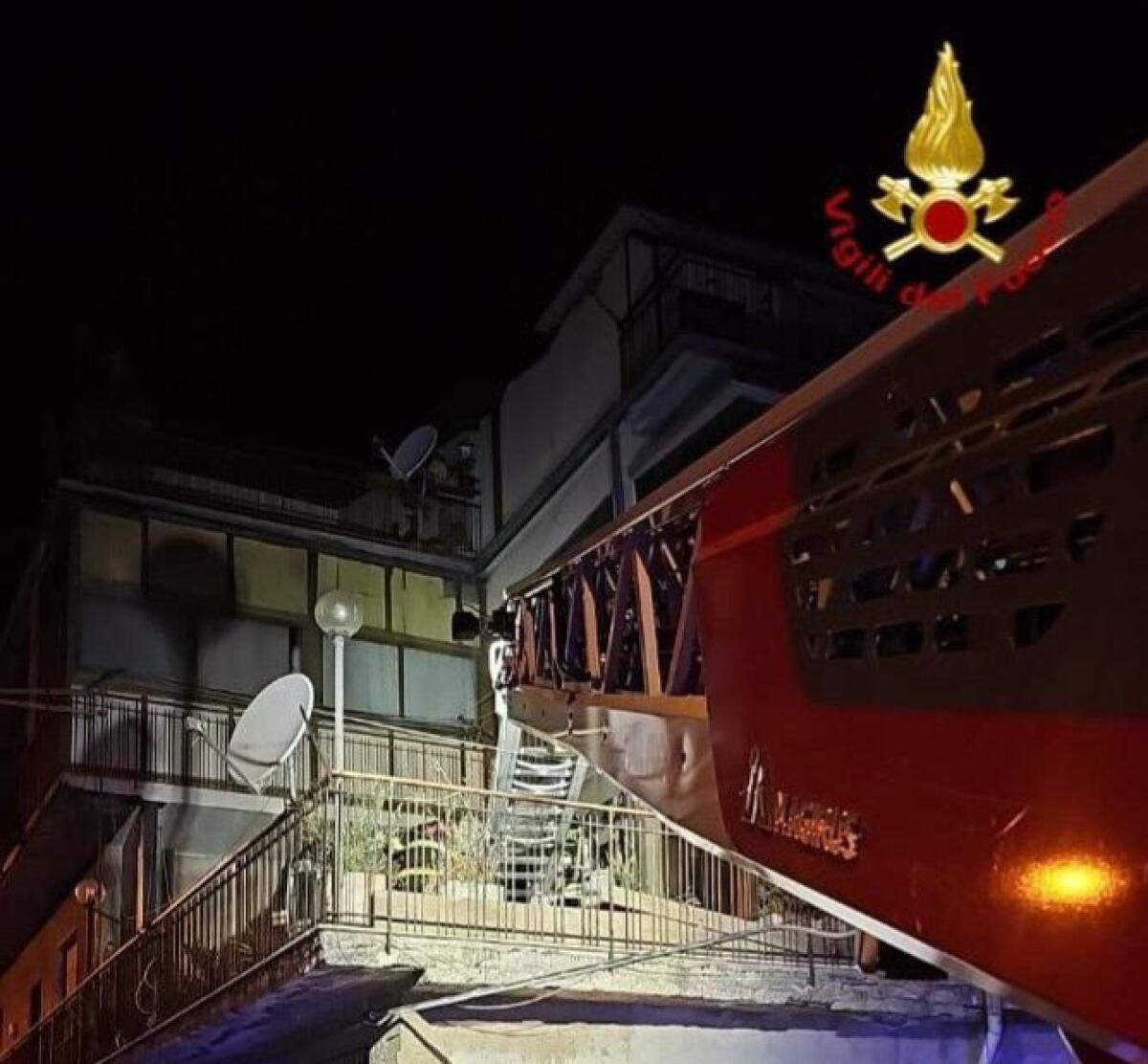 SAN GIOVANNI LA PUNTA. INCENDIO IN UN CONDOMINIO A TRE PIANI: EVACUATE TRE FAMIGLIE - 