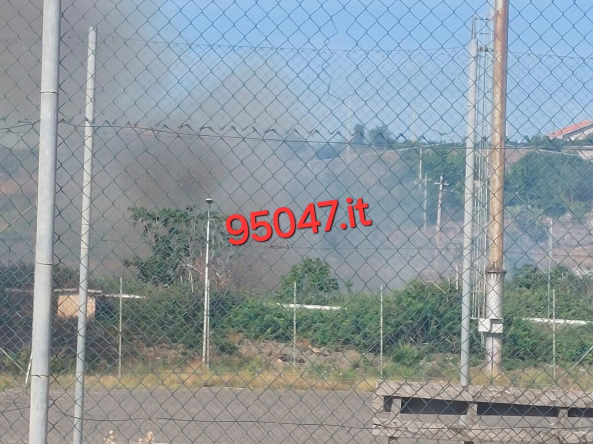 PATERNÒ: INCENDIO DI STERPAGLIE IN ZONA CORSO ITALIA, DENSA COLONNA DI FUMO GRIGIO - 