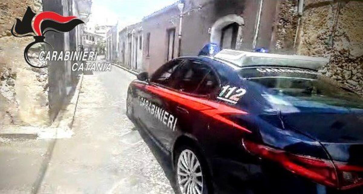 RIPOSTO. PUNTA UN COLTELLO CONTRO INVALIDO PER FARSI CONSEGNARE DENARO, ARRESTATO - 