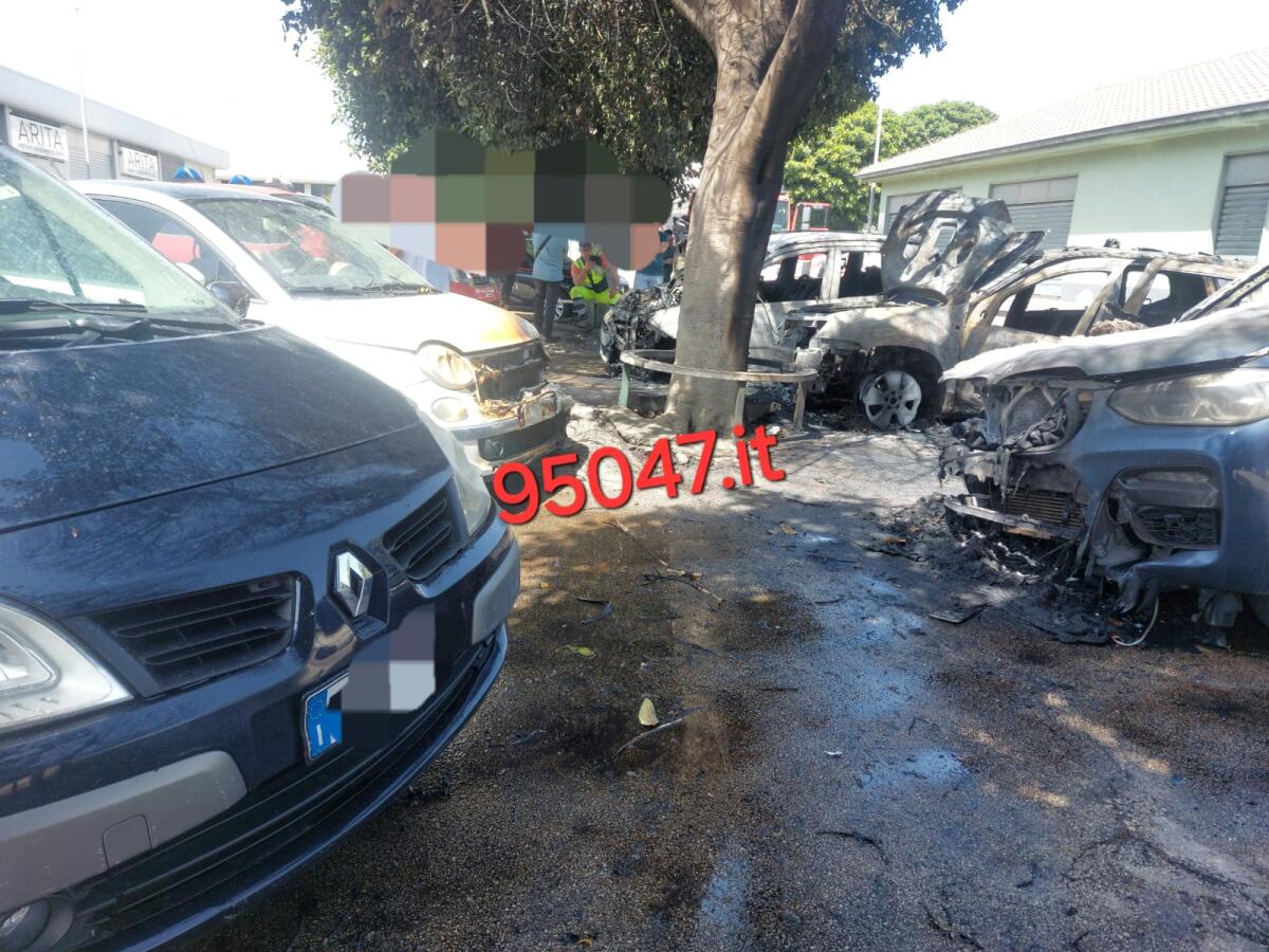 MISTERBIANCO. AUTO VA A FUOCO PER CORTO CIRCUITO E NE DISTRUGGE ALTRE CINQUE. LE FOTO - 