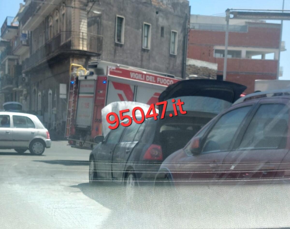 INCENDIO A PATERNÒ: AUTO IN FIAMME IN VIA G.B. NICOLOSI - 