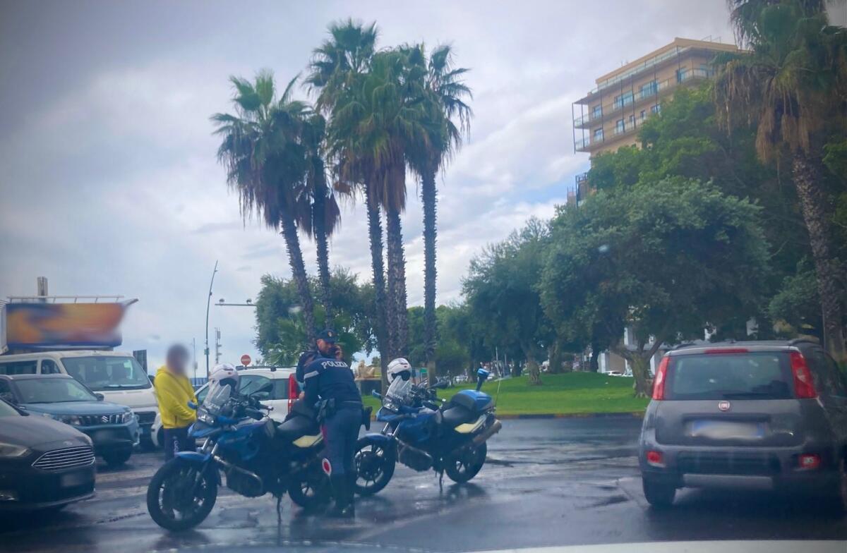 CATANIA. POLIZIA SANZIONA POSTEGGIATORI ABUSIVI,UNO CON 40 CHIAVI AUTO CHE GESTIVA VETTURE LASCIATE IN DOPPIA E TRIPLA FILA - 