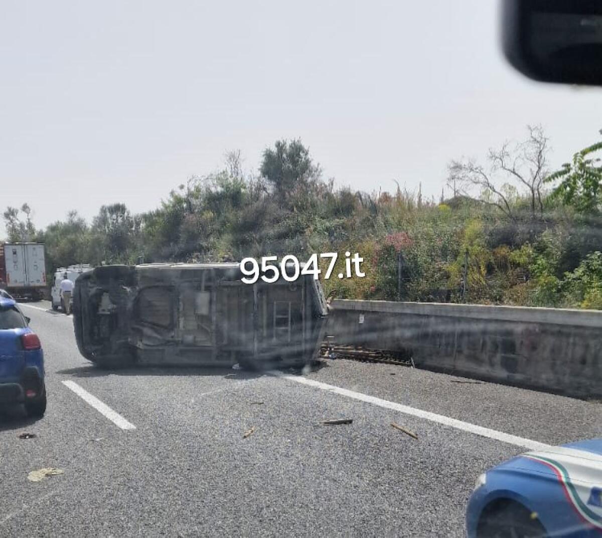 INCIDENTE SULL'AUTOSTRADA MESSINA-CATANIA: FURGONE SI RIBALTA NEI PRESSI DI ACIREALE - 