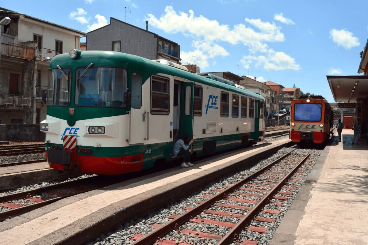 STOP  ALLA LITTORINA CATANIA-PATERNÒ DAL 15 GIUGNO: AL VIA I LAVORI PER LA METROPOLITANA E POTENZIAMENTO DEI SERVIZI BUS - 