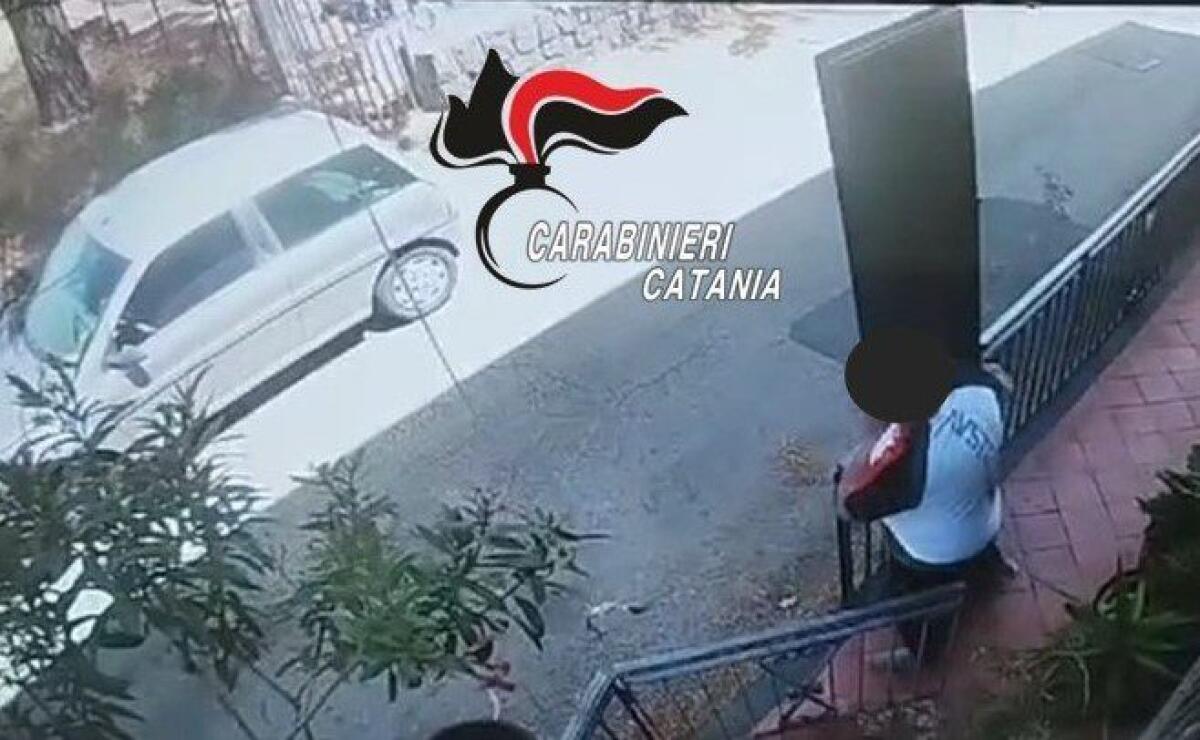 RAGALNA. 38ENNE IN TRASFERTA DA BELPASSO PER RUBARE SERRAMENTI NELLE VILLETTE - 