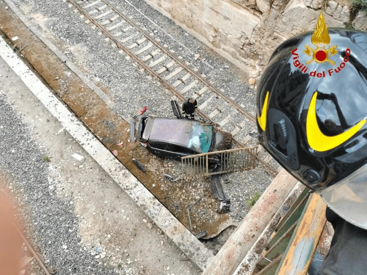 CON L'AUTO GIÙ DA UN PONTE A RAGUSA, UN GIOVANE E LA MADRE SALVI PER MIRACOLO - 