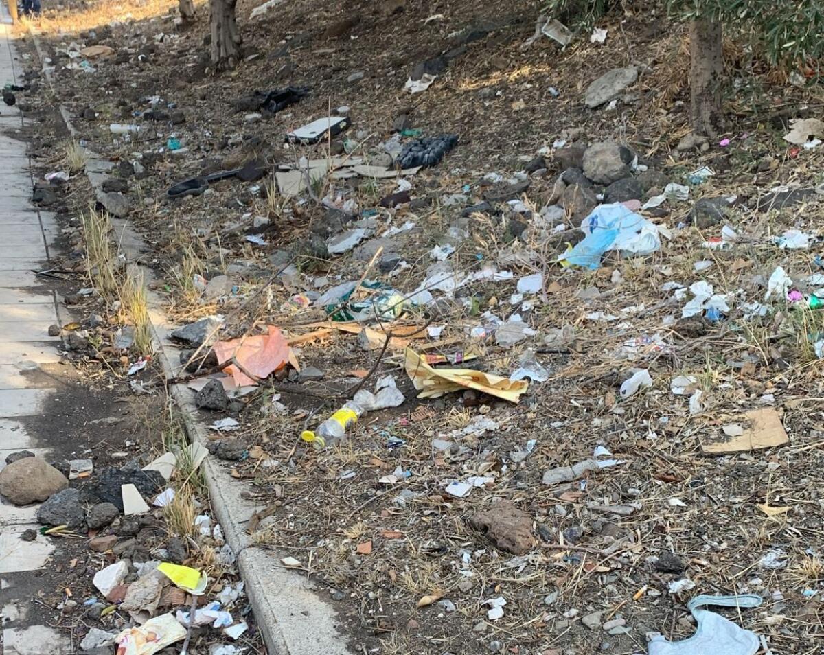 PATERNO'. SEGNALAZIONE DI DEGRADO IN PIAZZA DON PINO PUGLISI: I GENITORI  CHIEDONO INTERVENTO IMMEDIATO - 