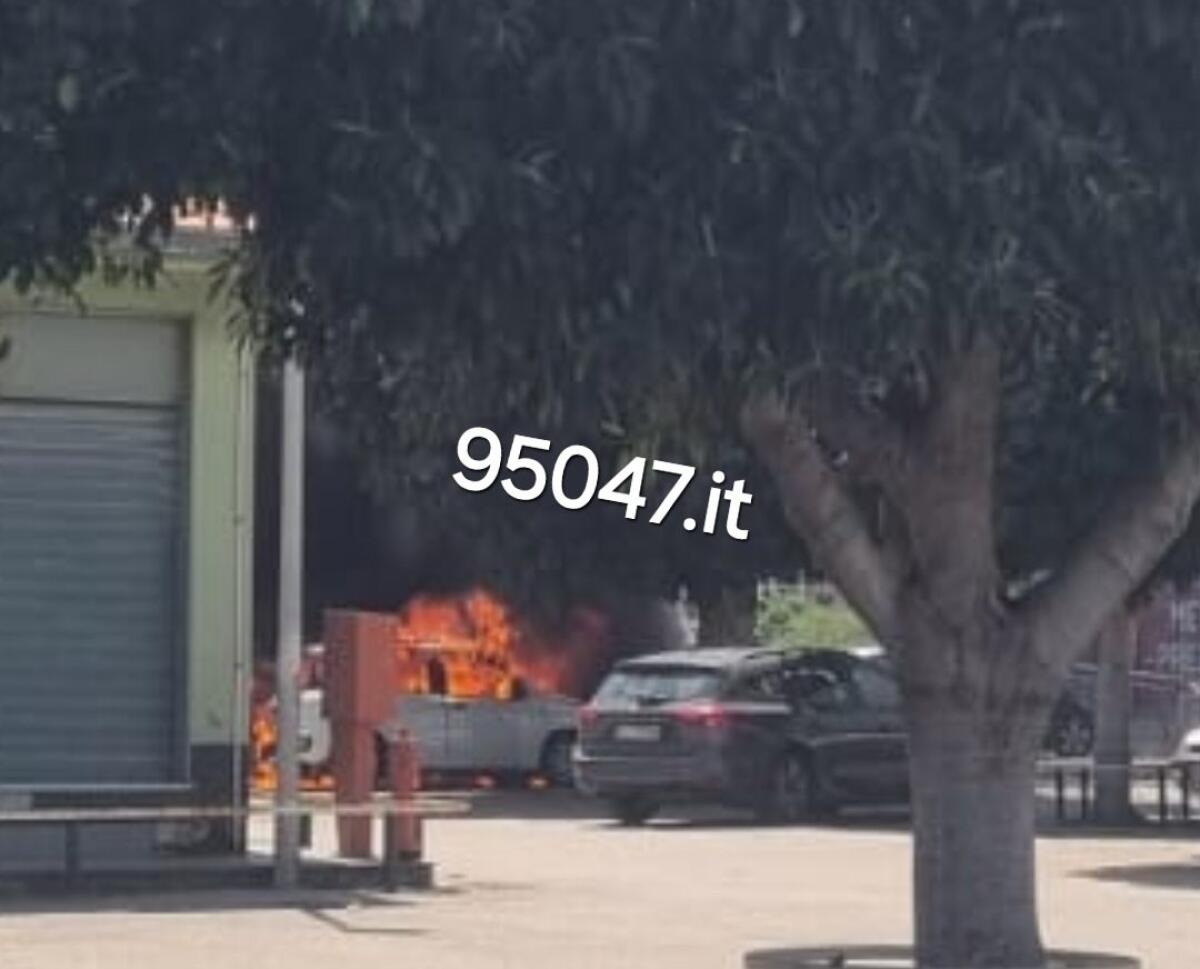 MISTERBIANCO: IN FIAMME DIVERSE AUTO IN UN PARCHEGGIO - 